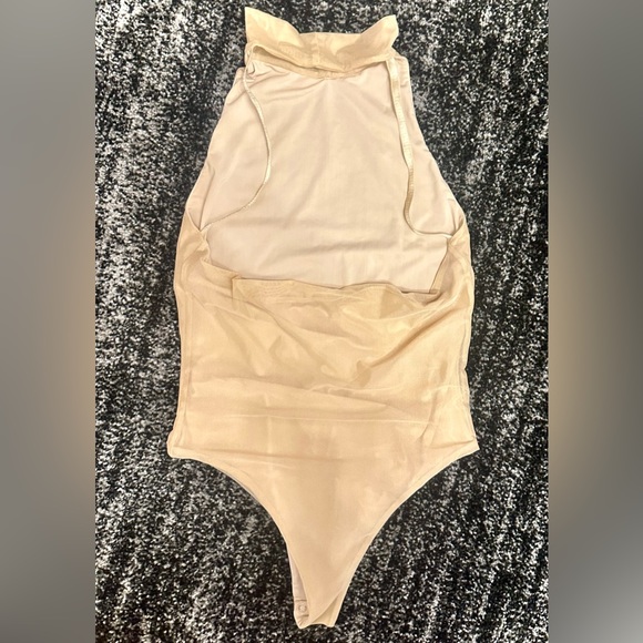 SAMANTHA ENG || High-Neck Open Back Snap Bodysuit in Beige - SZ Small ⭐️NWT⭐️ - Picture 6 of 8
